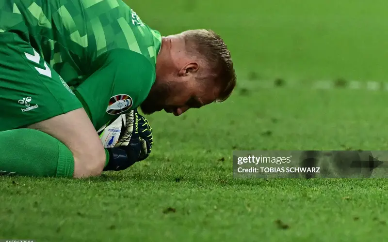 Thu-mon-Schmeichel-da-co-nhieu-pha-cuu-thua-giup-Dan-Mach-vao-tu-ket