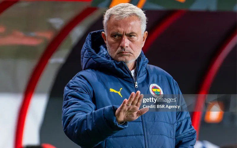 Thói quen chỉ trích trọng tài làm hại Mourinho.