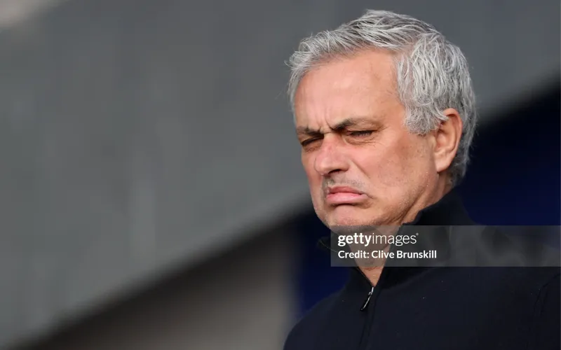 Mourinho gây nhiều tranh cãi trong sự nghiệp huấn luyện.