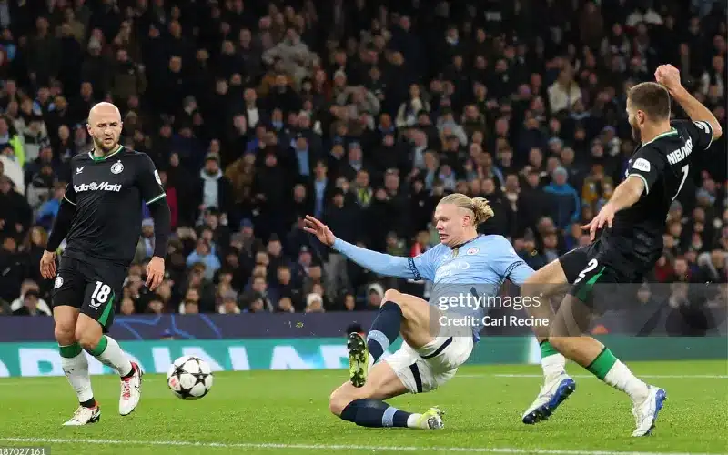 Haaland ghi cú đúp trước Feyenoord.