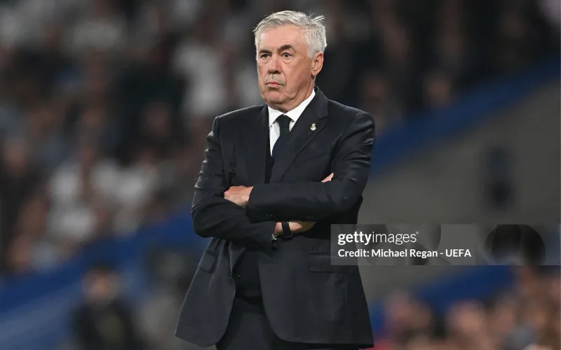 HLV Ancelotti bị chỉ trích về cách dùng người.