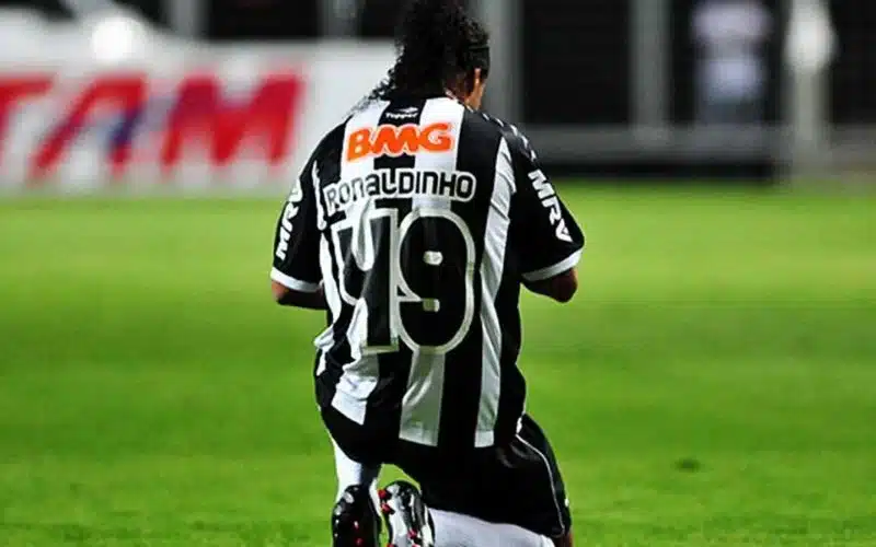 Ronaldinho chọn số áo 49 khi thi đấu cho Atlético Mineiro