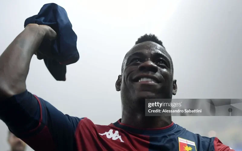 balotelli-mang-diem-lanh-den-genoa-e1730775376860