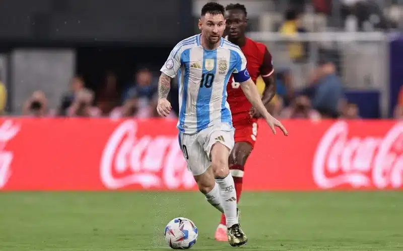 Cống hiến của Messi đã đưa Argentina vượt qua bán kết dễ dàng