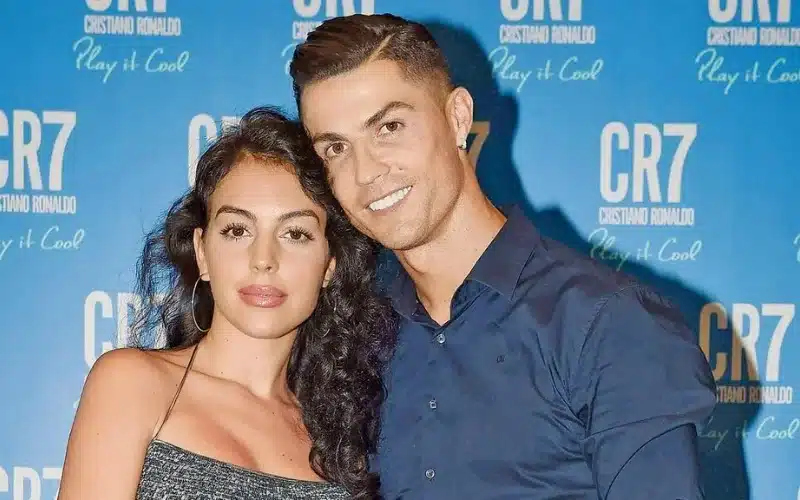 Ronaldo thường xuyên thể hiện tình cảm với người vợ của mình