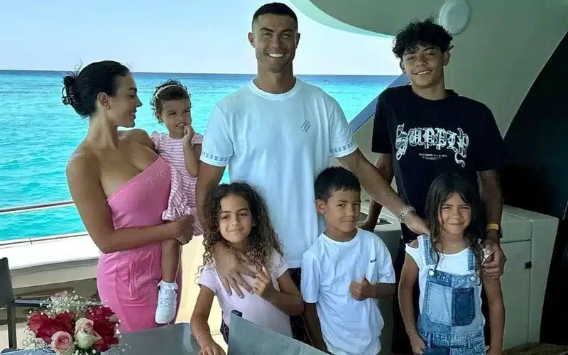 Ronaldo và Georgina luôn quây quần bên các con