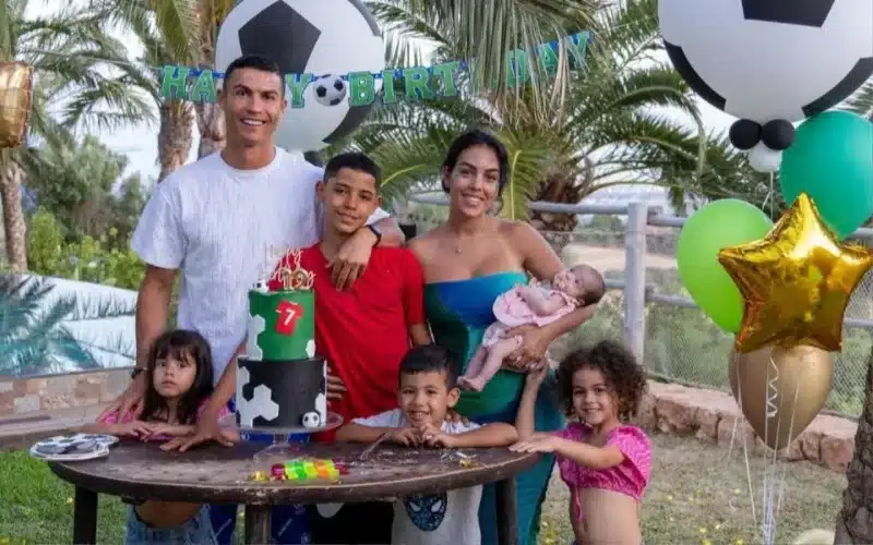 Cristiano Ronaldo là người cha của 5 đứa con