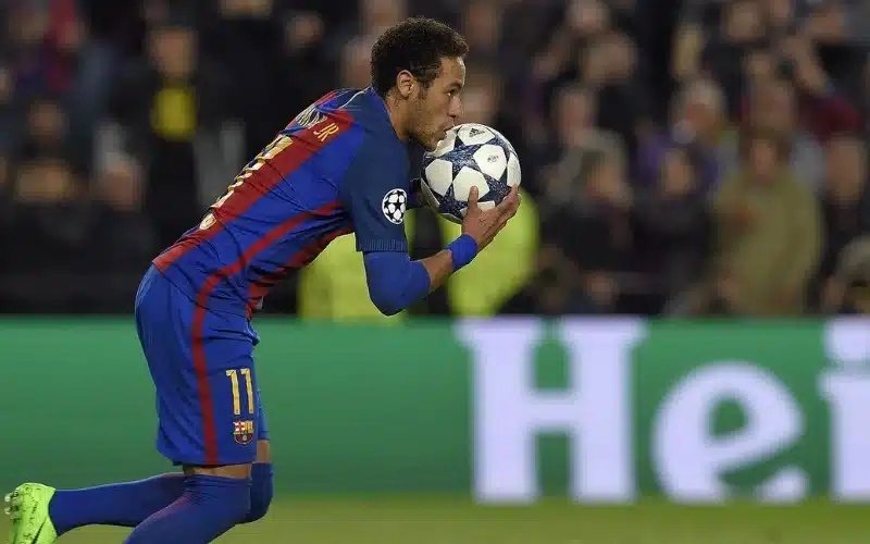 Neymar đá phạt tạo nên một đường bóng hoàn hảo bay vào lưới PSG