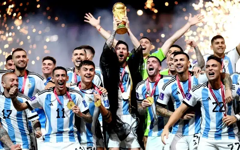 Messi chạm tay đến chiếc cup vô địch World Cup 2022 cùng ĐT Argentina