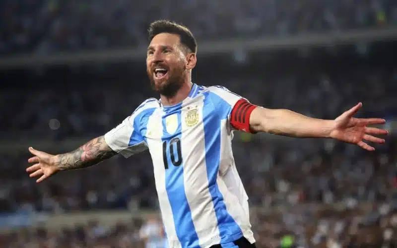 Cầu thủ Messi bao nhiêu tuổi​?