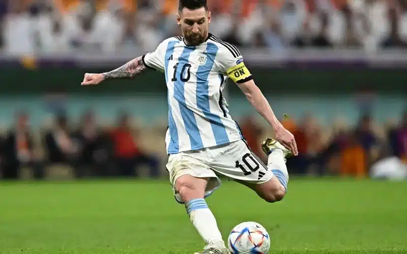 Lionel Messi sở hữu chiều cao không quá nổi bật với một cầu thủ bóng đá