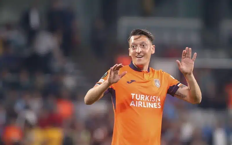 Mesut Ozil quyết định từ giã sự nghiệp cầu thủ ở tuổi 35