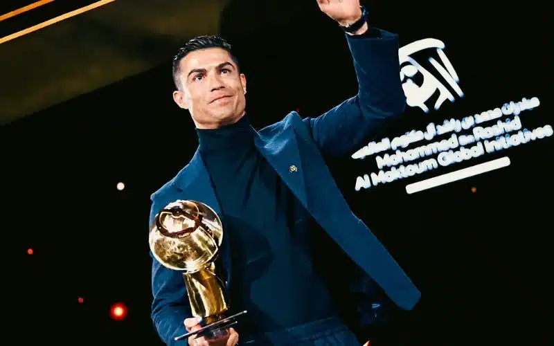 Ronaldo có bao nhiêu danh hiệu? - CR7 liên tục nhận giải thưởng Quả bóng Vàng