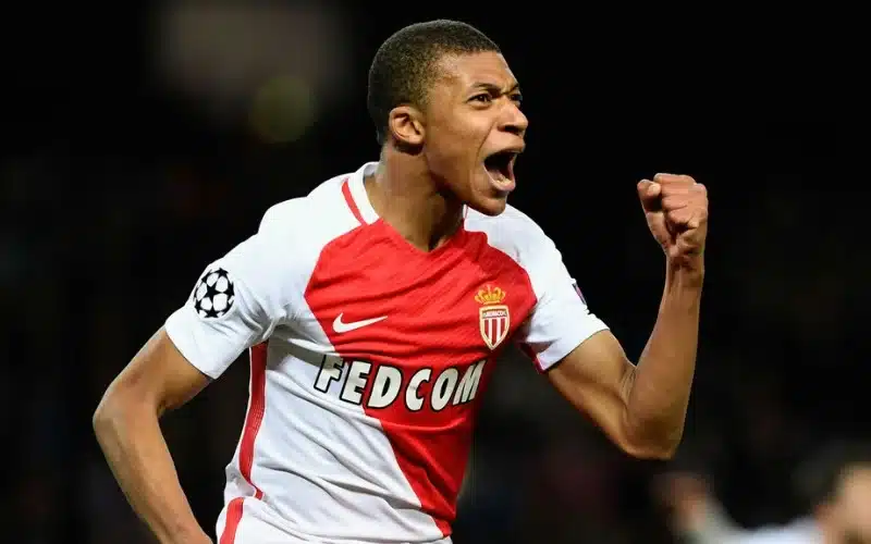 Trong màu áo Monaco B, Mbappe đã làm nên những siêu phẩm tuyệt đẹp