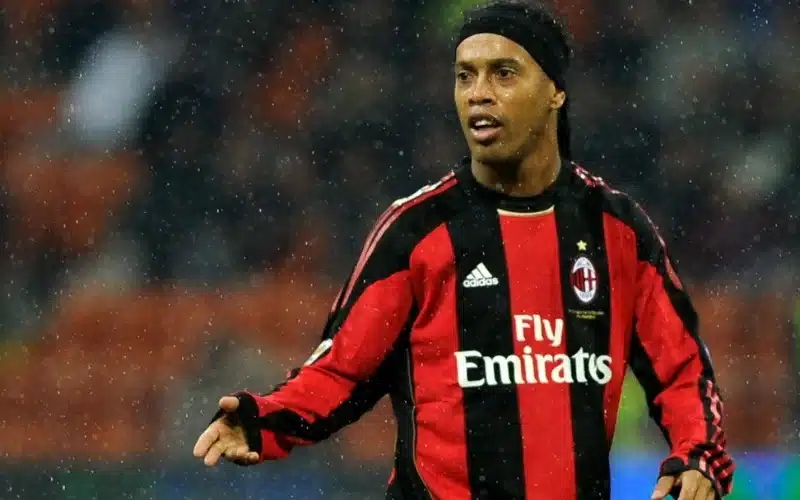 Ronaldinho chuyển đến AC Milan và lựa chọn số áo 80