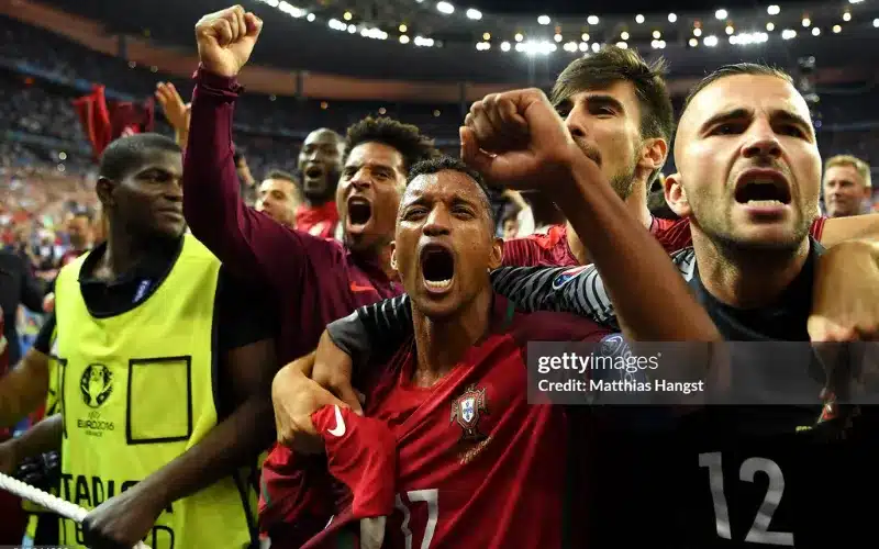 Nani cùng tuyển Bồ Đào Nha nâng cao chức vô địch Euro 2016.