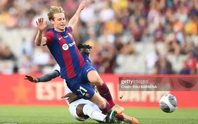 De Jong không muốn giảm lương ở Barcelona.