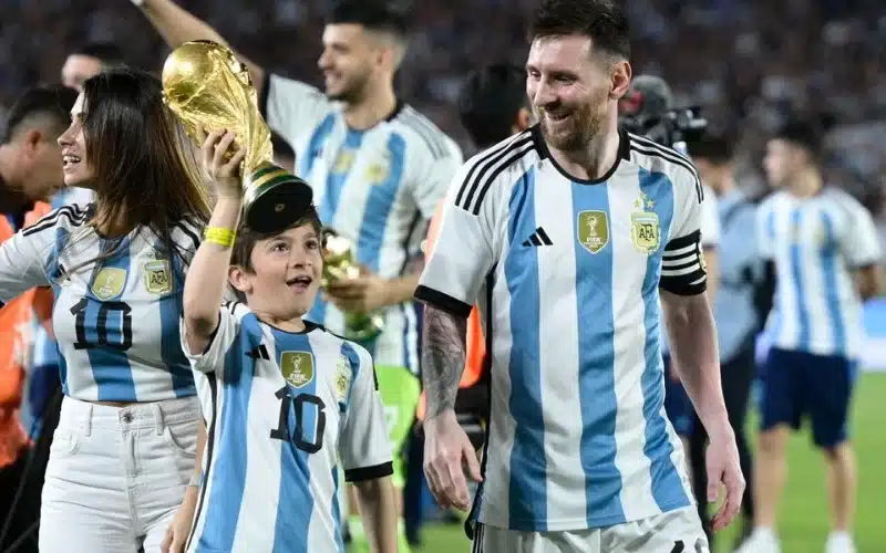 Thiago Messi lại là fan cứng của ngôi sao Bồ Đào Nha - Cristiano Ronaldo