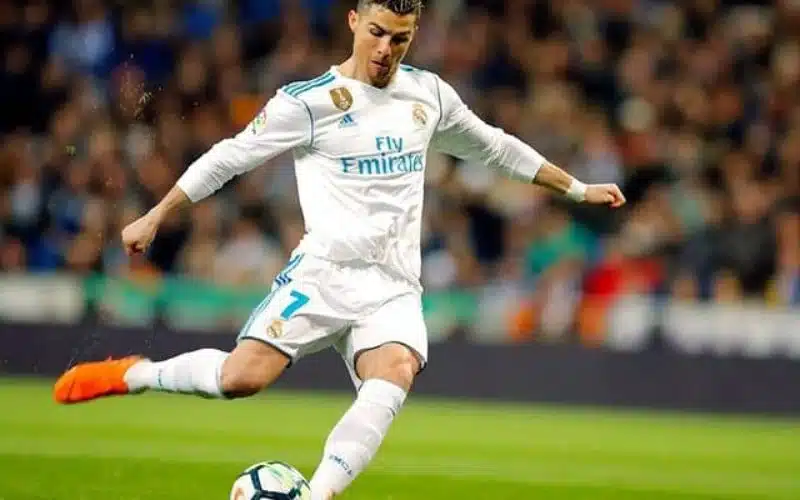 Những Siêu Phẩm Sút Xa Bắn Phá Như Tên Lửa của Ronaldo