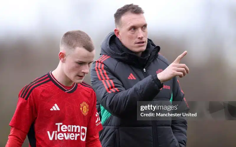 thumbnail-phil-jones-tiet-lo-cau-thu-mu-luon-di-muon