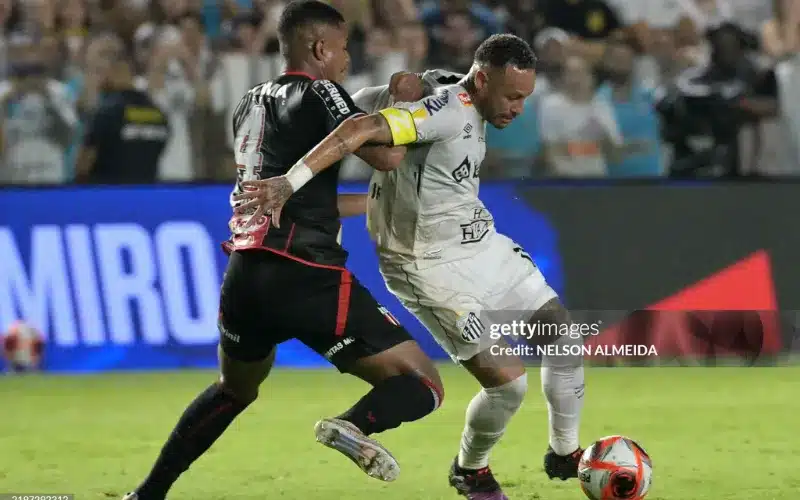 Neymar chơi mờ nhạt trong ngày được xếp đá chính.