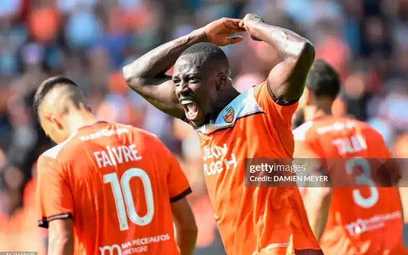 Mendy chia tay Lorient.