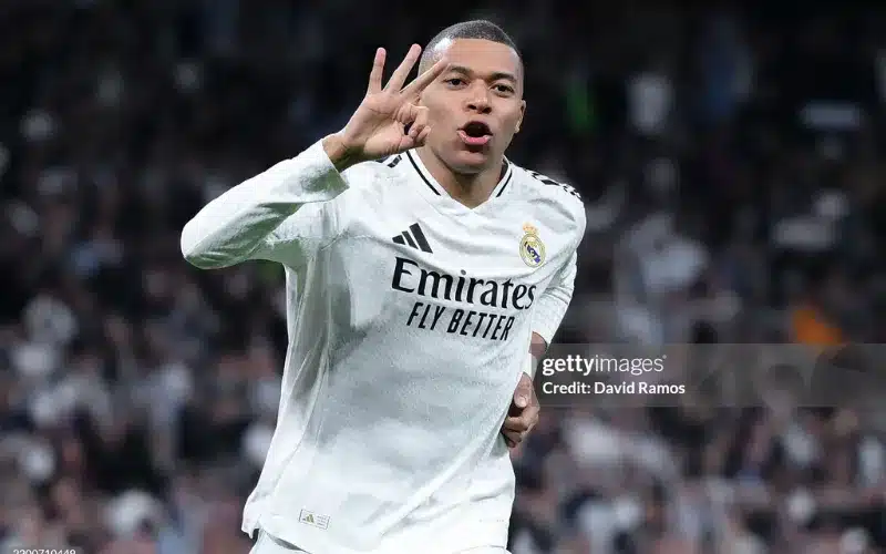 Mbappe rực sáng với hat-trick.