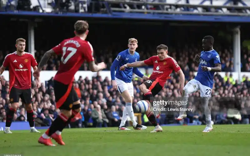 Ugarte ghi bàn giúp Manchester United có 1 điểm trước Everton.