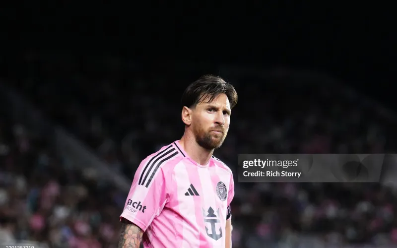 Trọng tài gặp rắc rối vì xin chữ ký và áo đấu Messi.