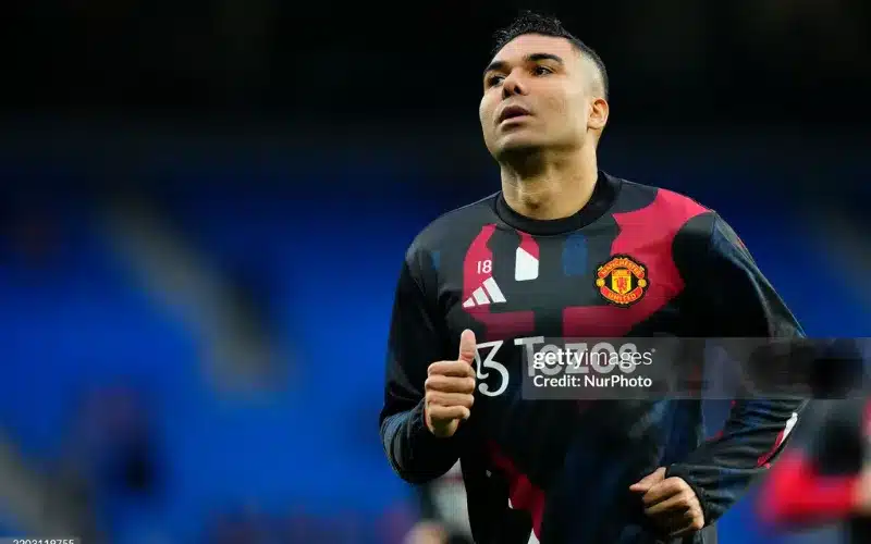 Casemiro chán cảnh dự bị.