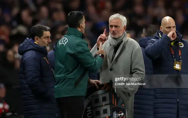 Mourinho bất mãn với trọng tài.