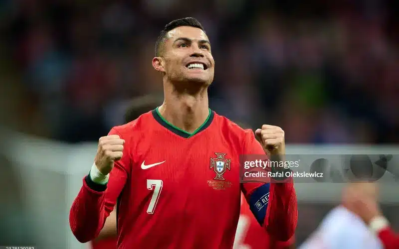 Ronaldo lên tuyển ở tuổi 40.