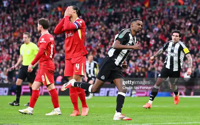 Liverpool mất chức vô địch vào tay Newcastle.